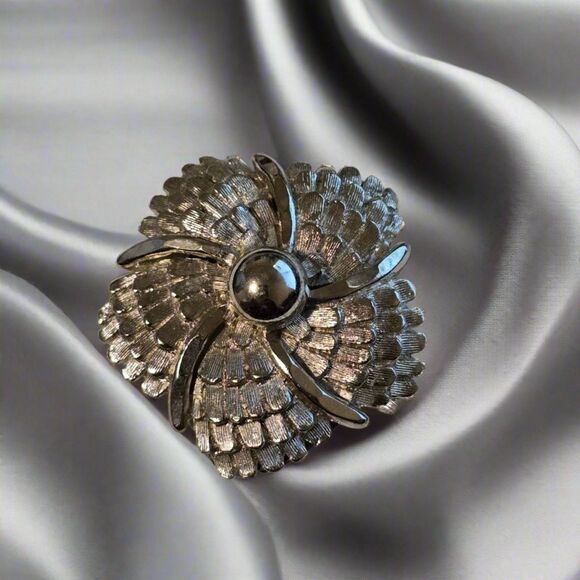 Silver Tone Scarf Clip - Picture 1 of 3
